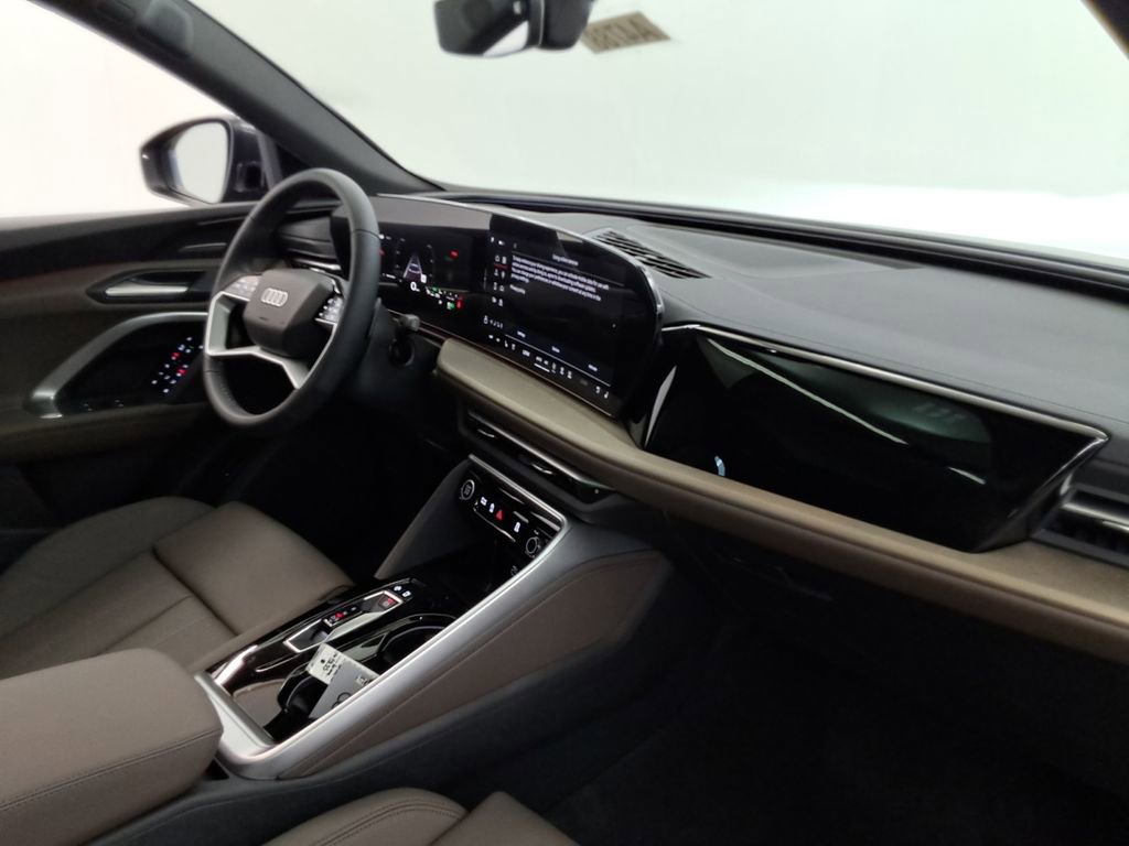 Used 2025 Audi Q5 Premium Plus w/ Premium Plus image 24