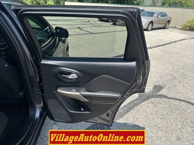Used 2017 Jeep Cherokee Latitude w/ Comfort/Convenience Group AWD/4WD image 34