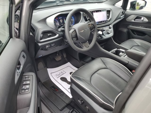 Used 2025 Chrysler Pacifica Limited AWD/4WD image 12