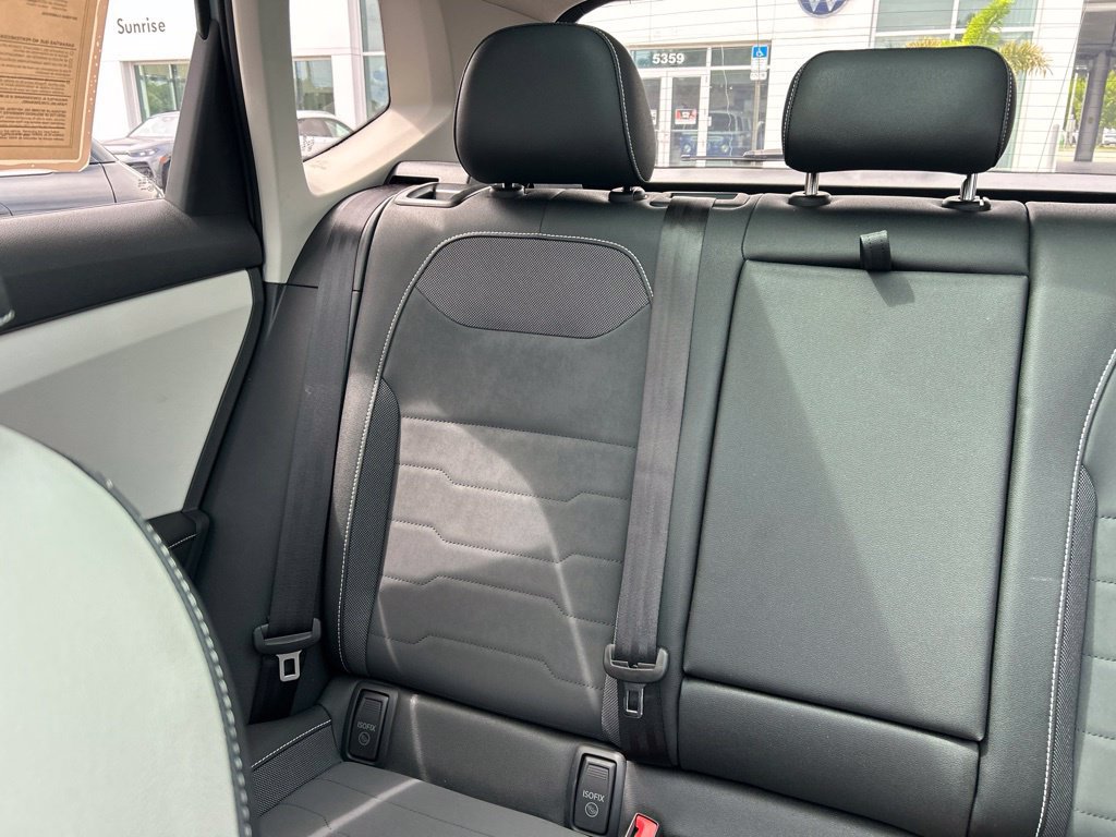 Certified 2025 Volkswagen Taos SE w/ Panoramic Sunroof Package FWD image 12