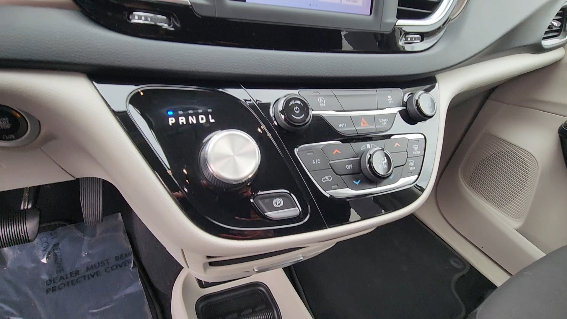 Used 2022 Chrysler Voyager LX FWD image 38