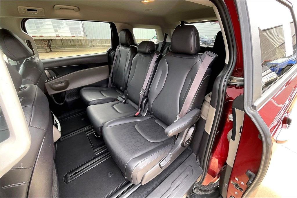 Used 2025 Kia Carnival image 25