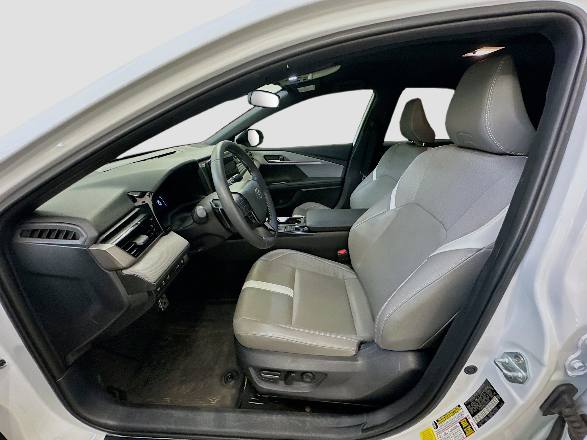 Used 2025 Toyota Camry SE FWD image 13