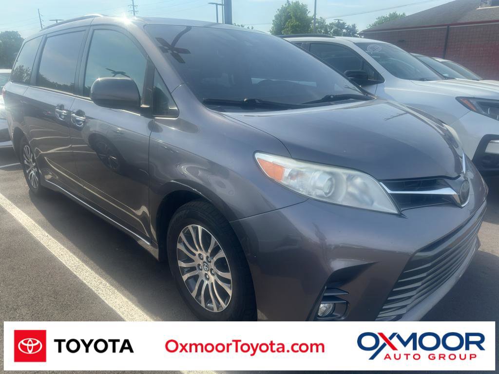 Used 2020 Toyota Sienna XLE w/ XLE Navigation Package FWD image 1
