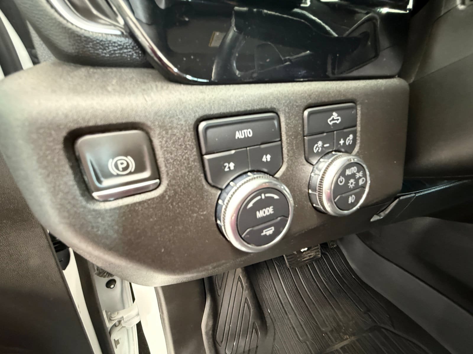 Used 2024 GMC Sierra 1500 Elevation w/ LPO, Elevation Black Package AWD/4WD image 23