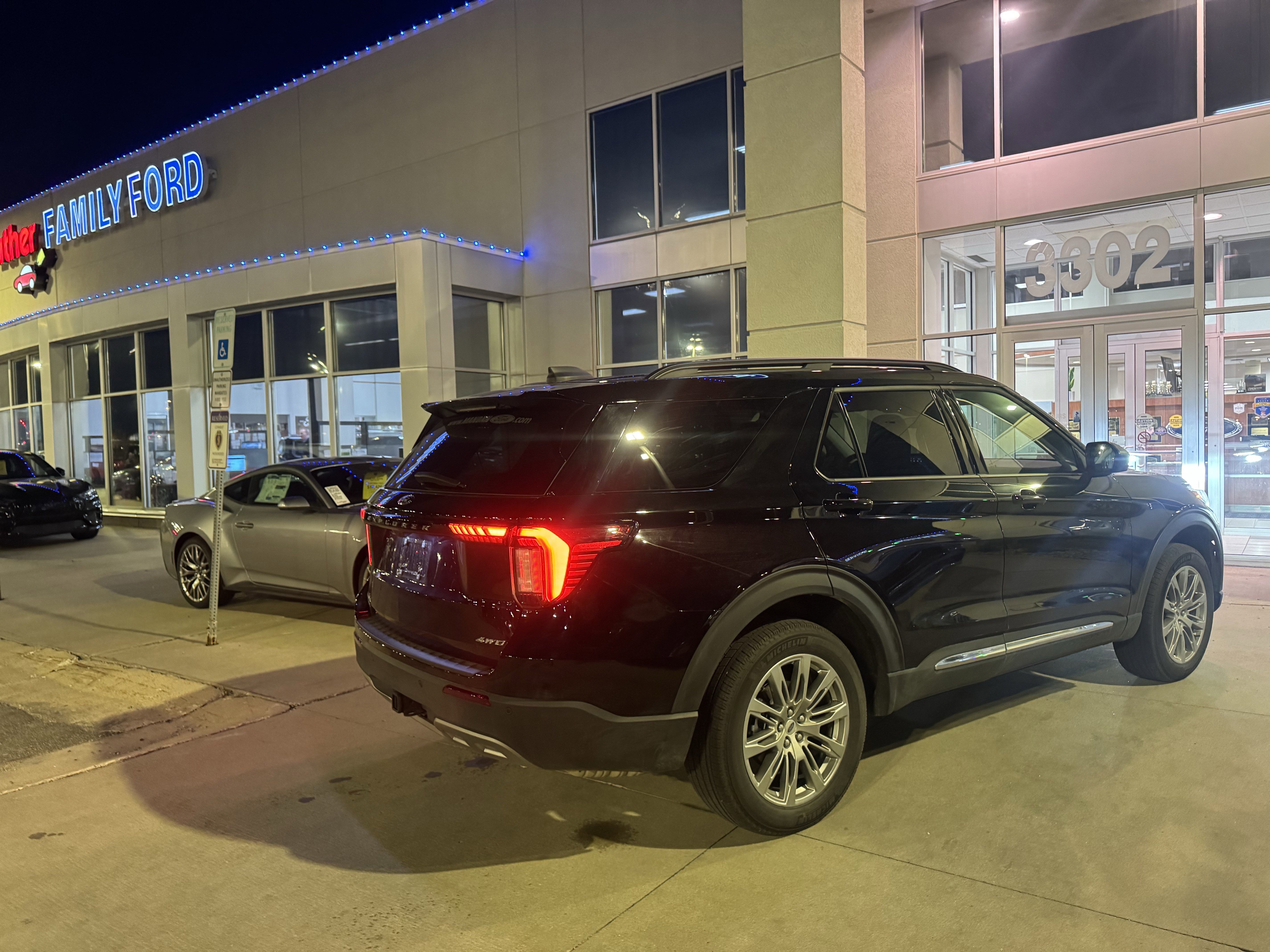 Used 2025 Ford Explorer Active w/ Active Comfort Package image 4