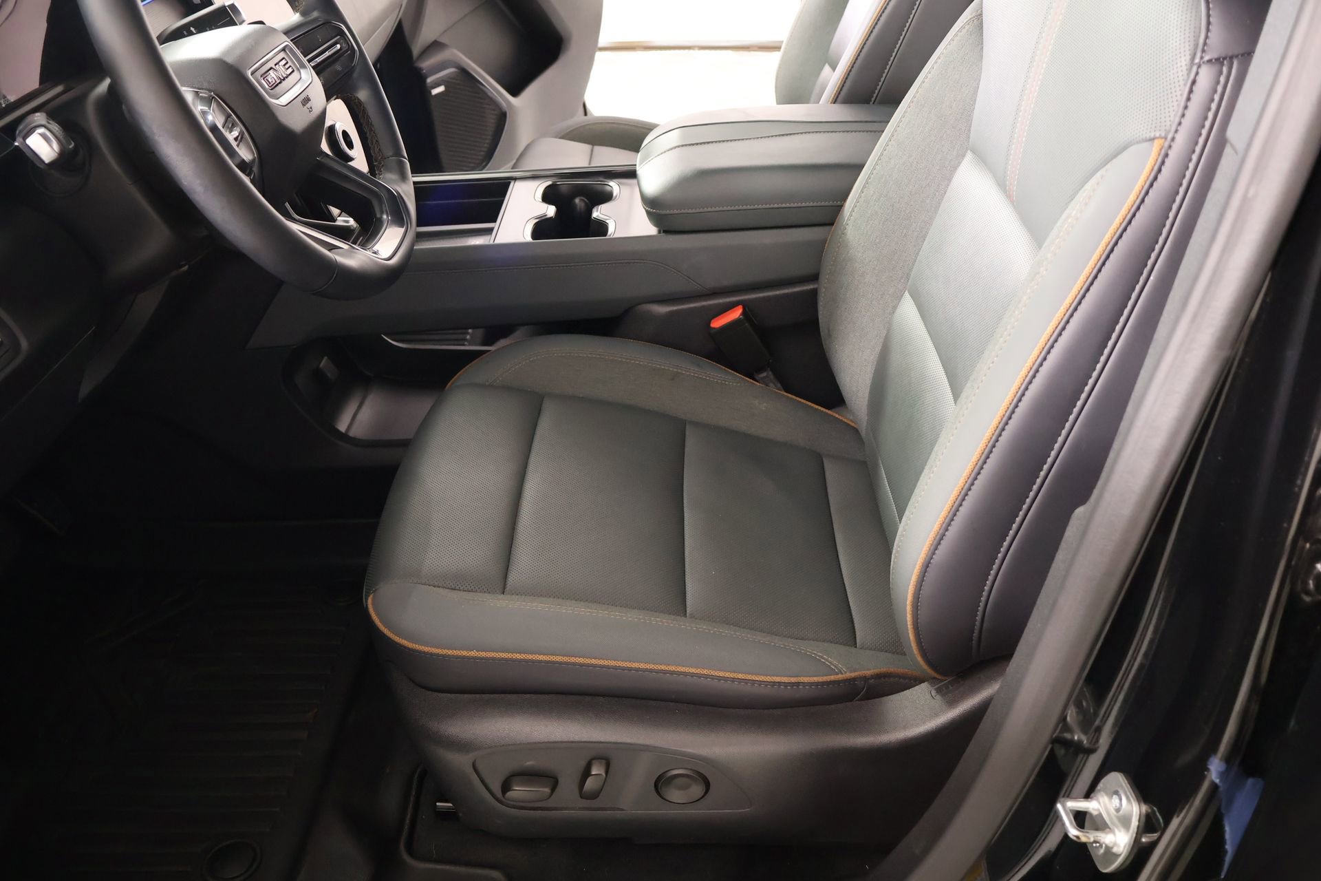 Used 2025 GMC Acadia AT4 AWD/4WD image 11
