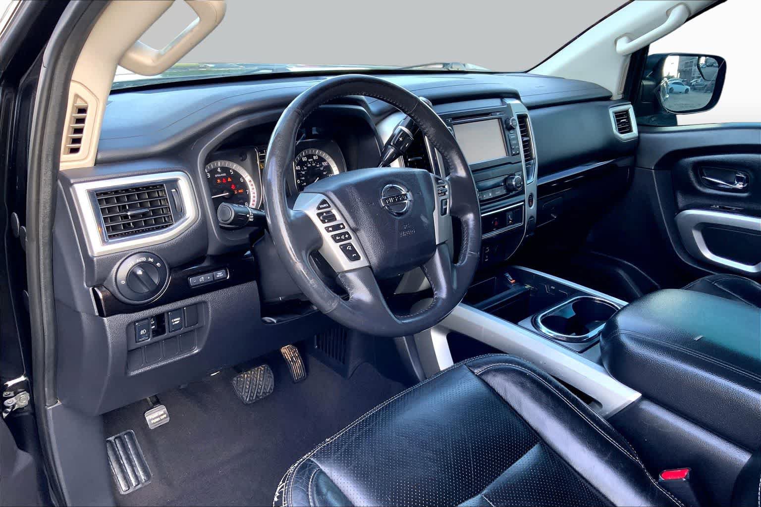 Used 2018 Nissan Titan SV w/ SV Convenience Package RWD image 16
