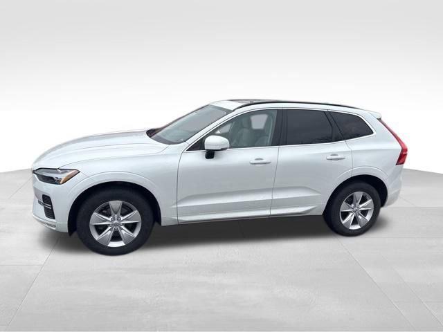 Used 2022 Volvo XC60 B5 Momentum image 2