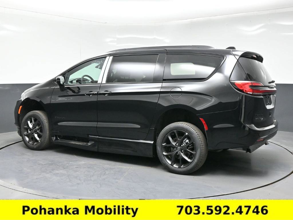 Used 2026 Chrysler Pacifica Select w/ S Appearance Package FWD image 16