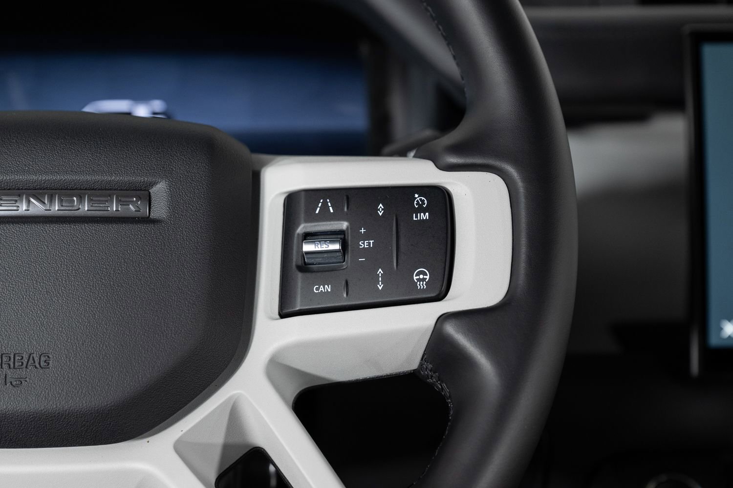 Used 2024 Land Rover Defender 110 SE image 32