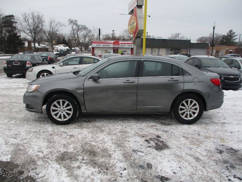 Used 2012 Chrysler 200 Touring FWD image 4