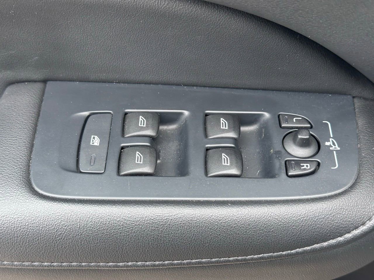 Used 2025 Volvo S60 B5 Core FWD image 26