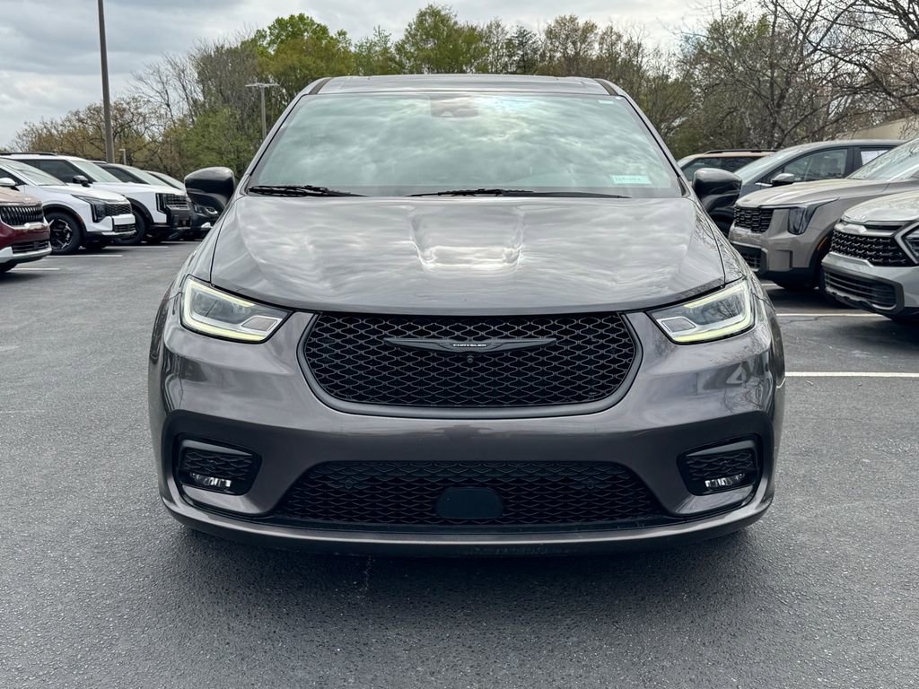 Used 2022 Chrysler Pacifica Limited w/ Uconnect Theater Family Group image 8