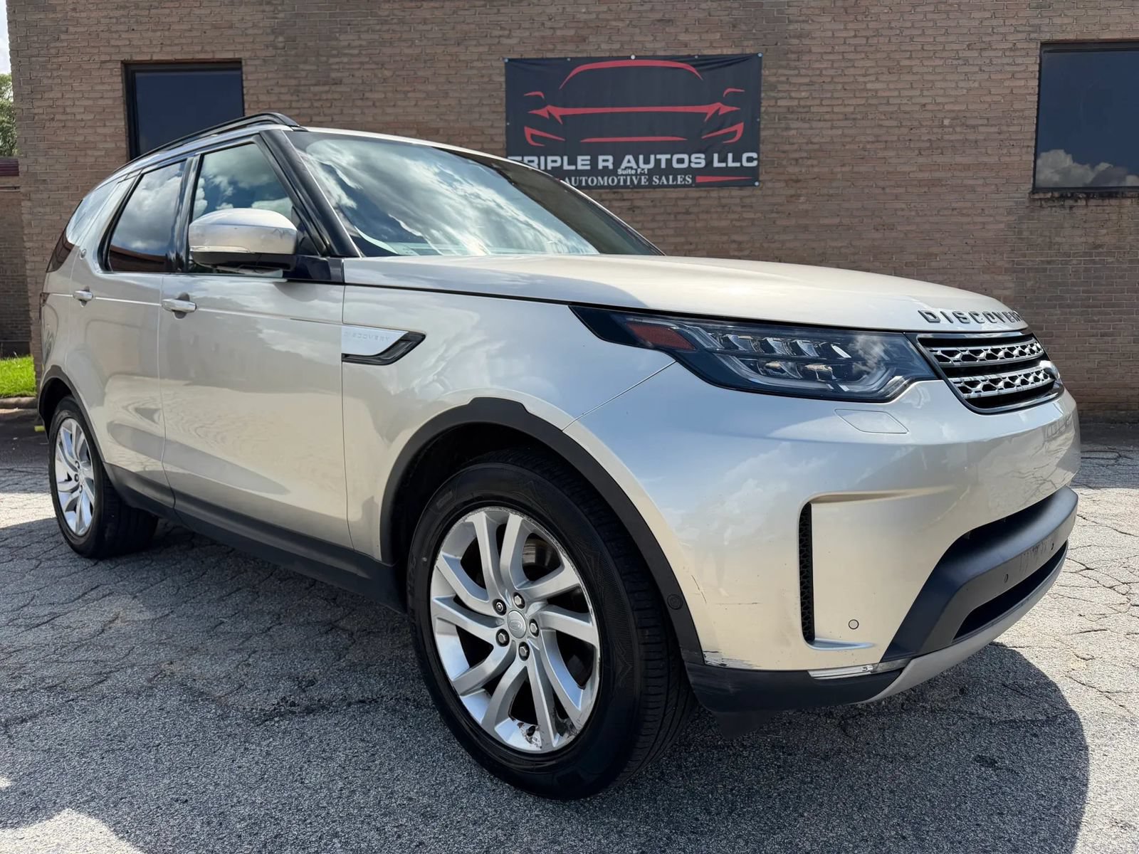 Used 2017 Land Rover Discovery HSE AWD/4WD image 1