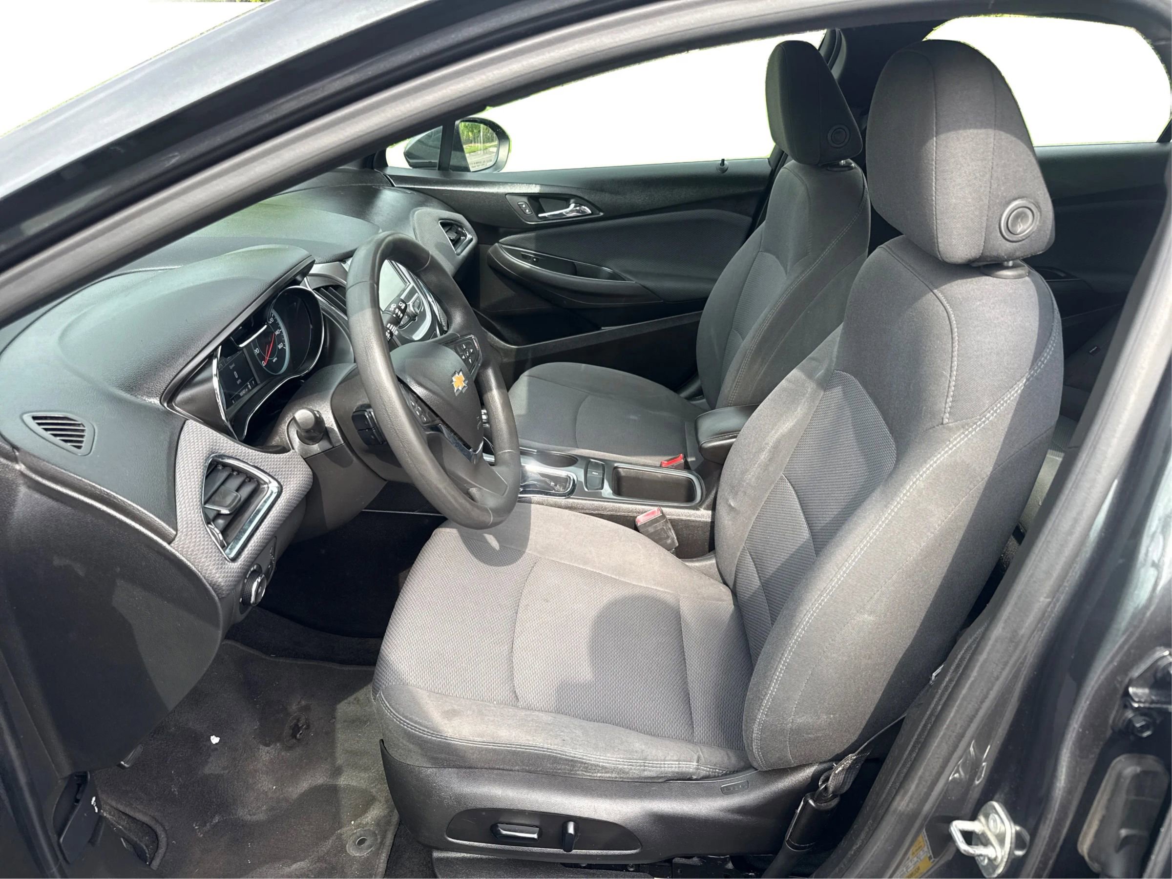 Used 2018 Chevrolet Cruze LT w/ Convenience Package FWD image 9