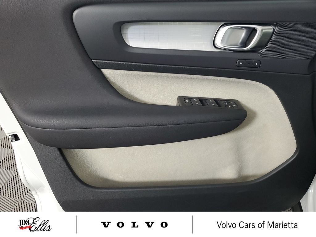 Used 2021 Volvo XC40 T5 Momentum w/ Climate Package AWD/4WD image 16