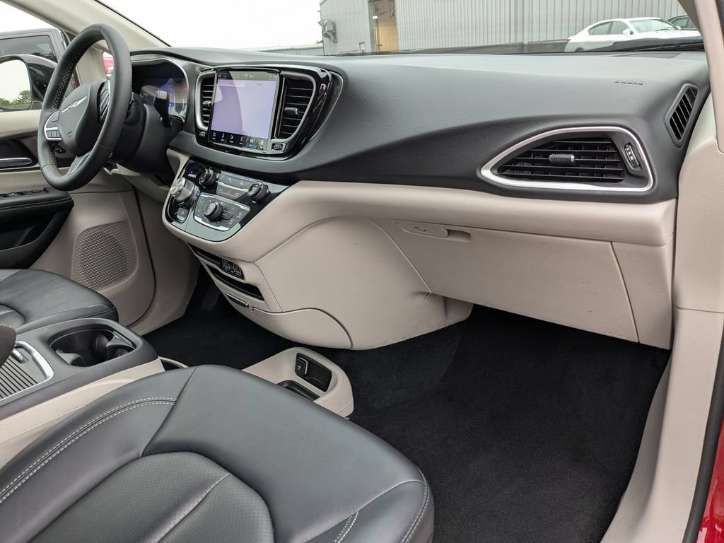 Used 2024 Chrysler Pacifica Touring-L FWD image 6