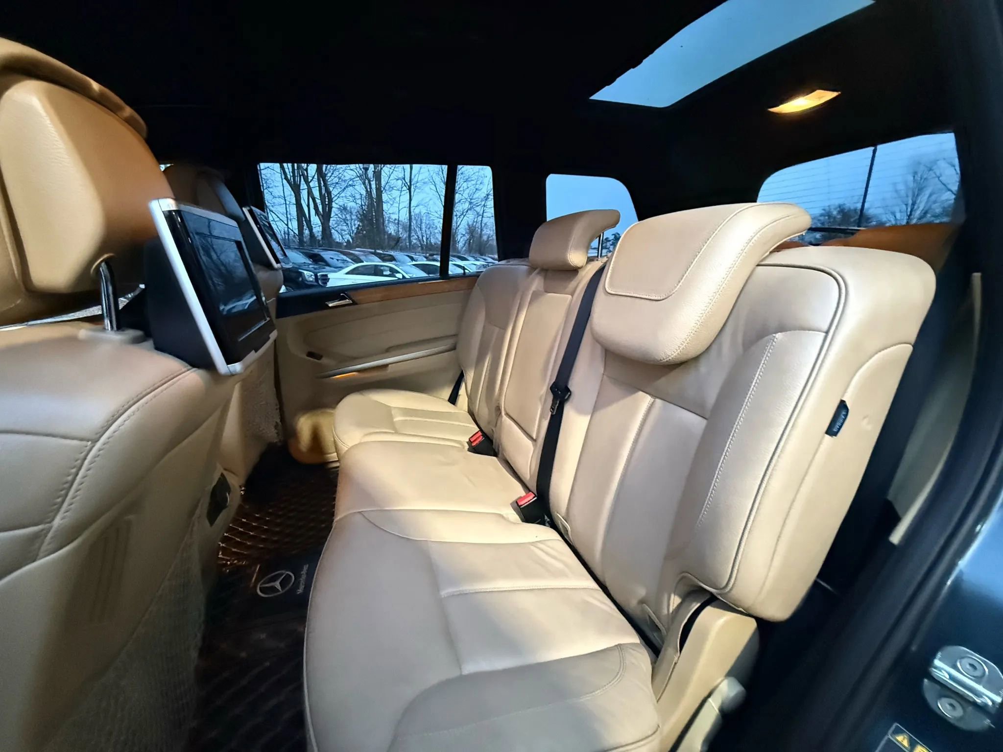 Used 2012 Mercedes-Benz GL 550 GL 550 4MATIC Sport Utility 4D image 18