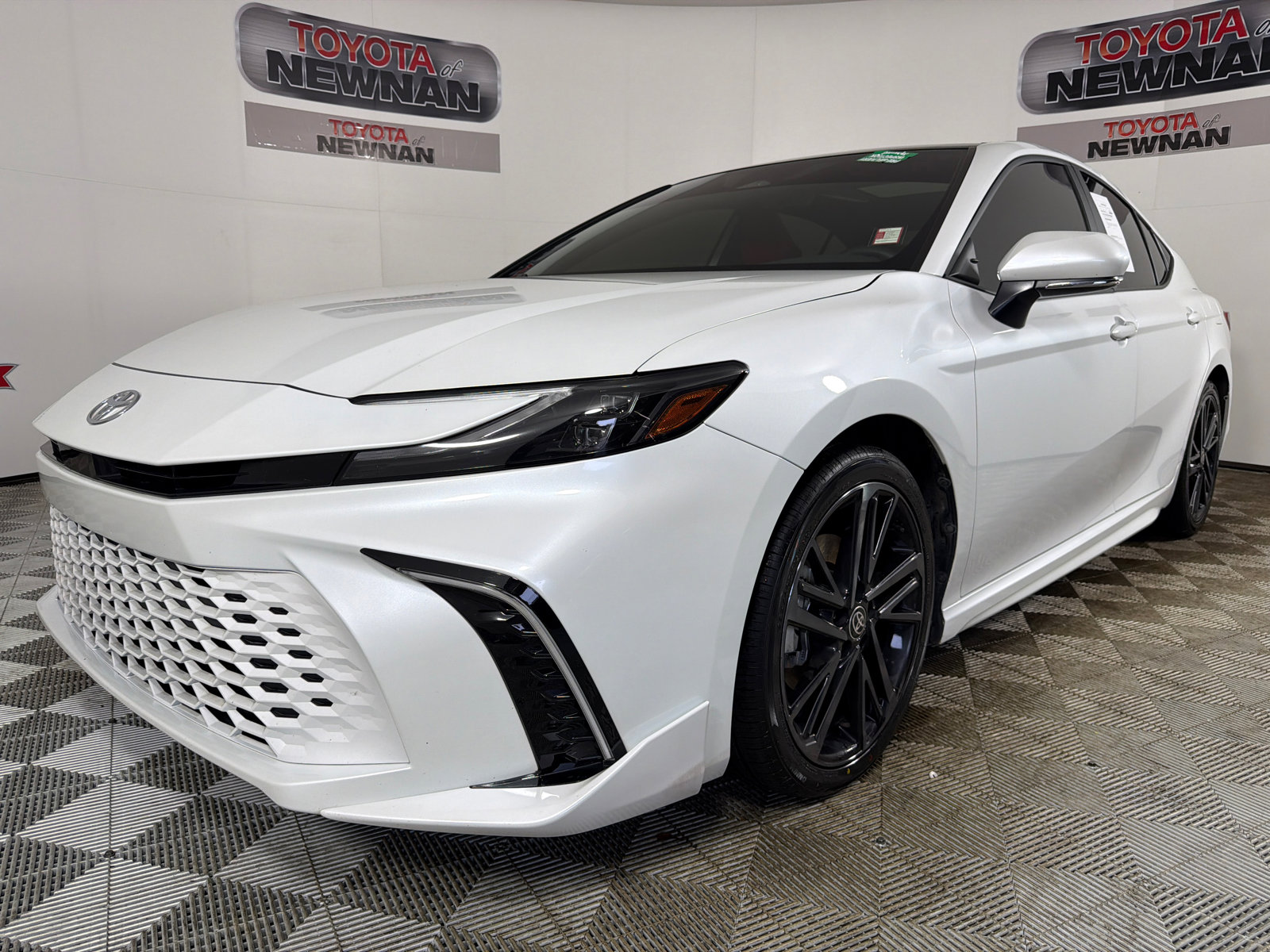 Used 2025 Toyota Camry XSE FWD image 8