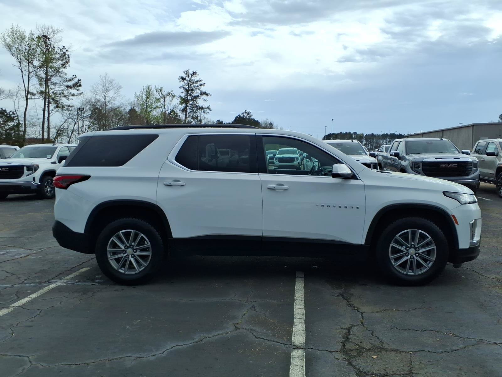 Used 2023 Chevrolet Traverse LT FWD image 3