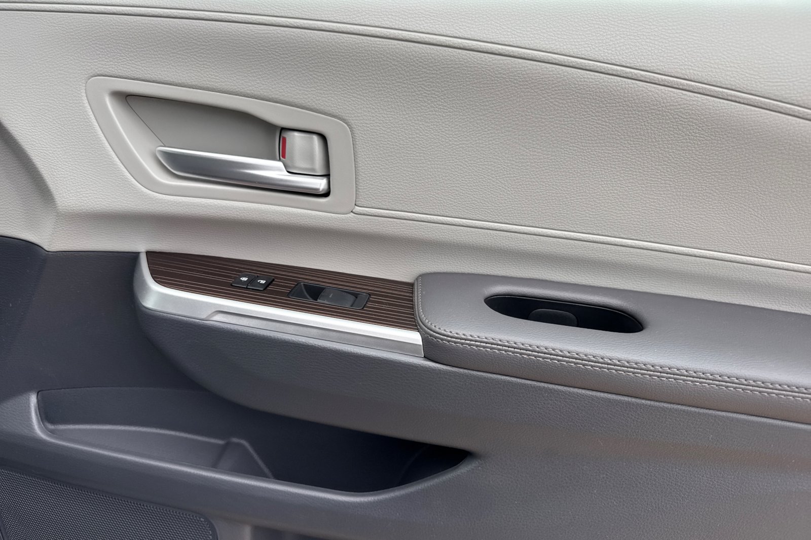 Certified 2024 Toyota Sienna XLE FWD image 22