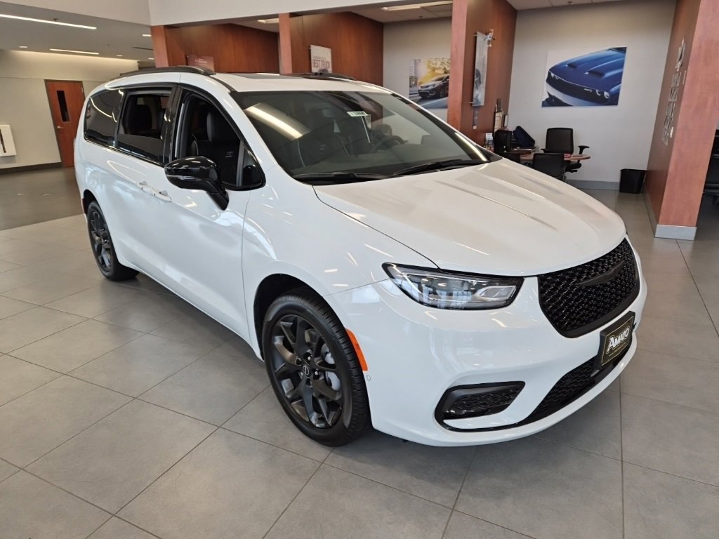 New 2026 Chrysler Pacifica Limited w/ S Appearance Package image 4