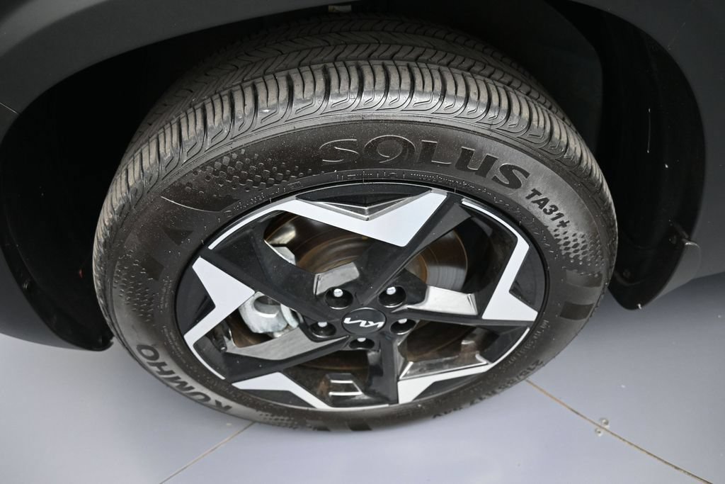 Certified 2025 Kia Seltos EX w/ EX Sunroof Package AWD/4WD image 15