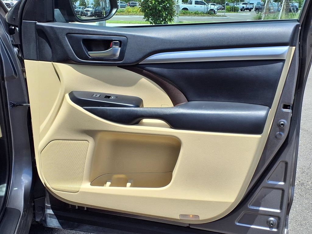 Used 2019 Toyota Highlander XLE FWD image 12