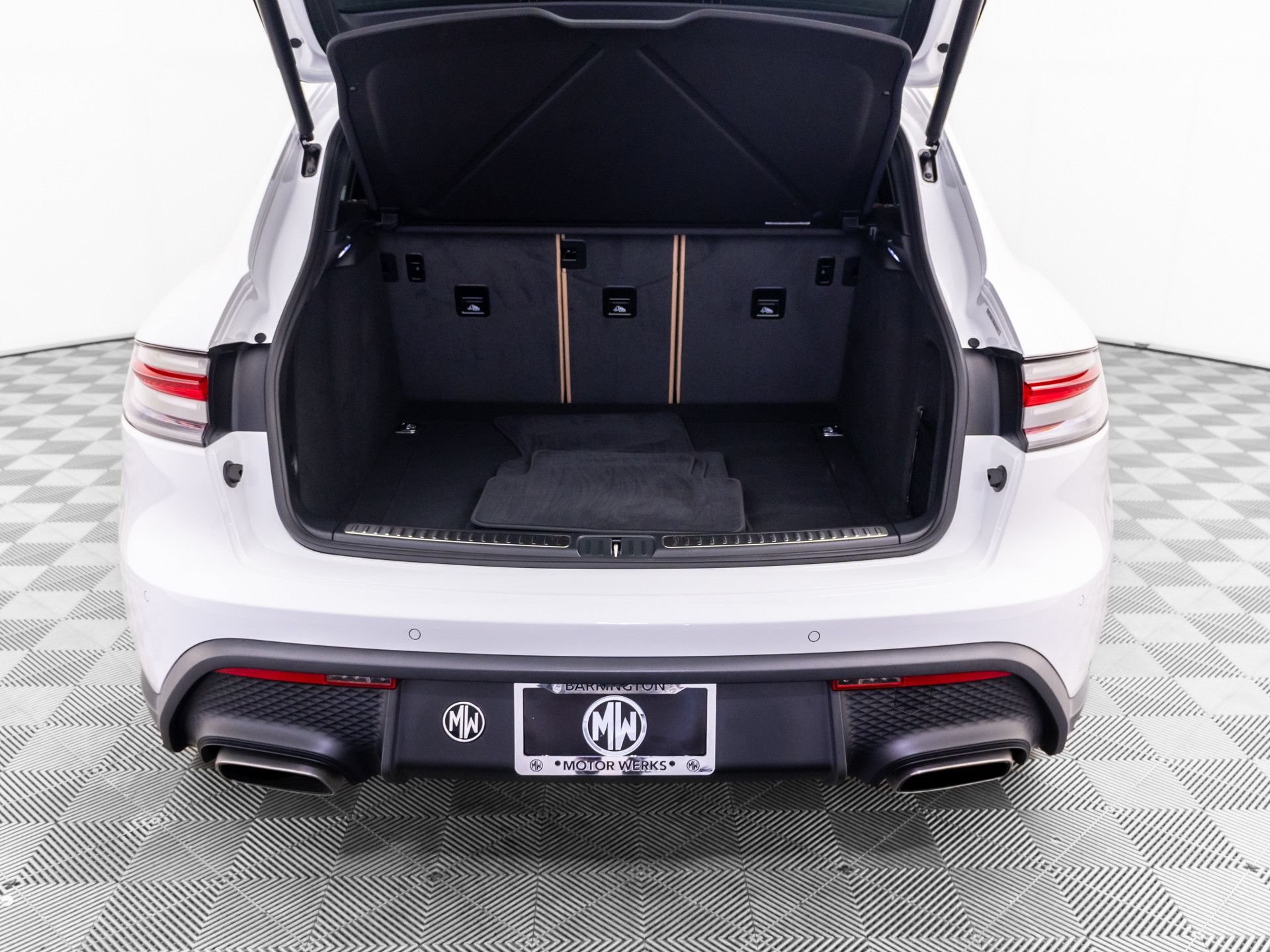 Certified 2026 Porsche Macan AWD/4WD image 33
