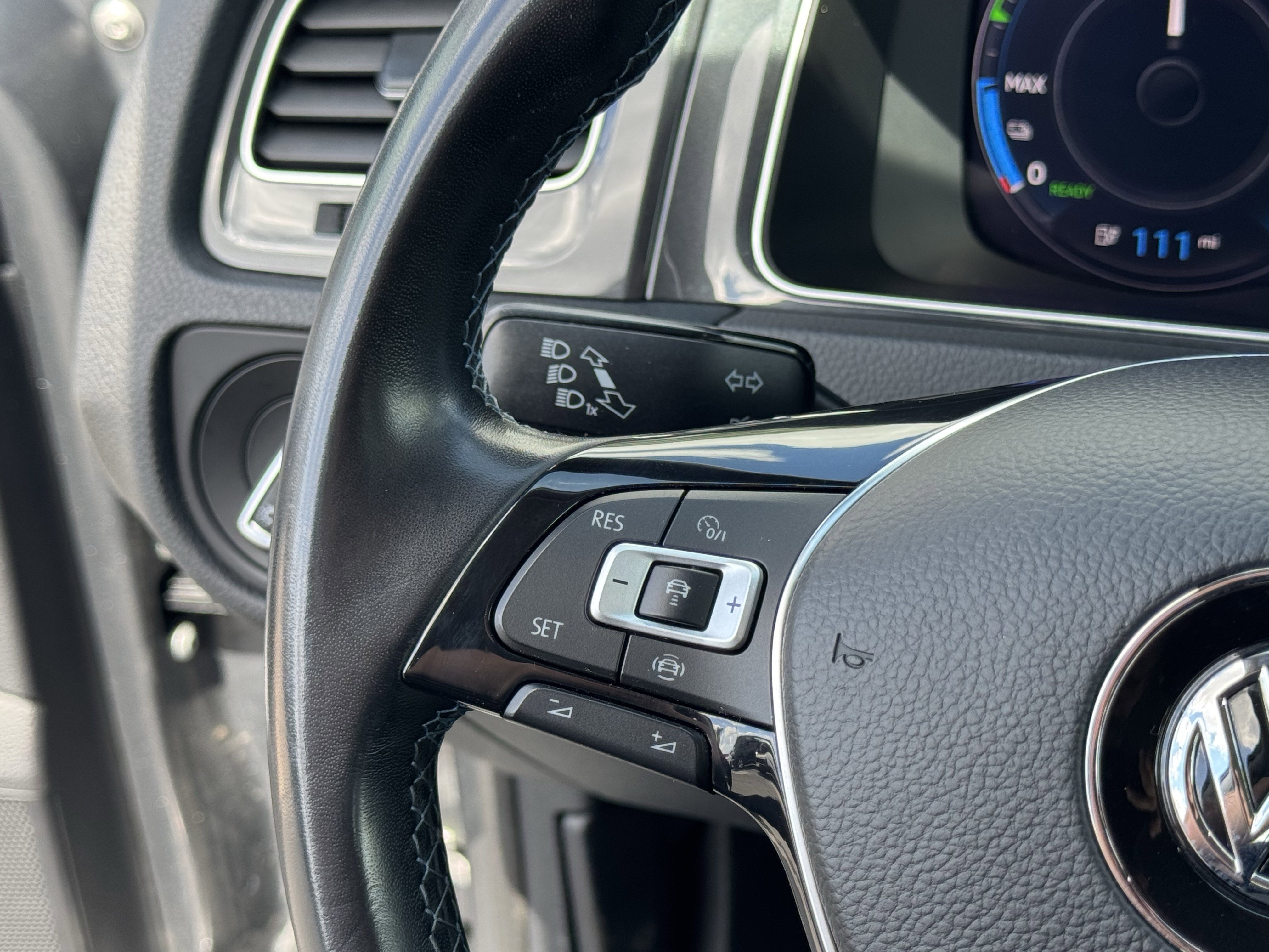 Used 2019 Volkswagen e-Golf SEL Premium image 18