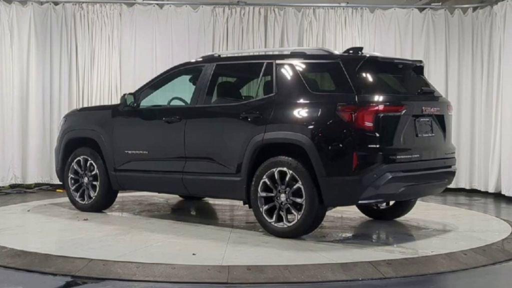 Used 2025 GMC Terrain Elevation w/ Elevation Premium Package image 8