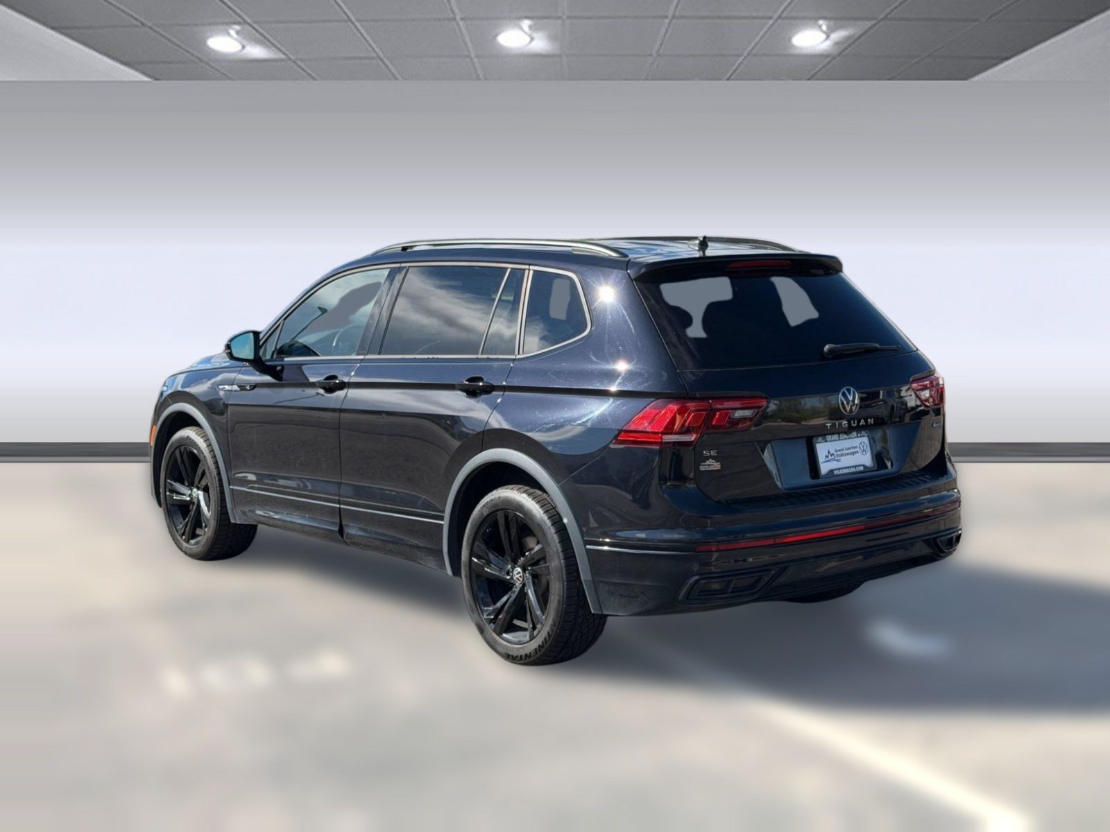 Used 2023 Volkswagen Tiguan SE R-Line AWD/4WD image 3