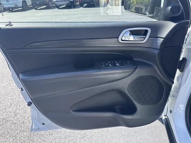 Used 2020 Jeep Grand Cherokee Laredo AWD/4WD image 7