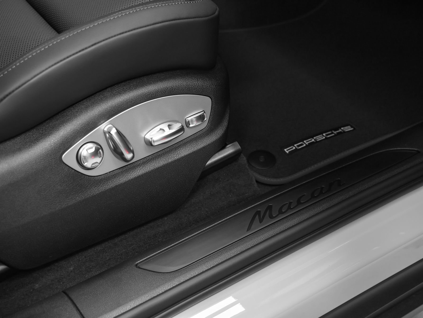 New 2026 Porsche Macan AWD/4WD image 18