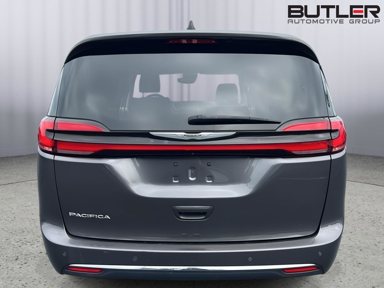 Used 2023 Chrysler Pacifica Touring-L FWD image 4