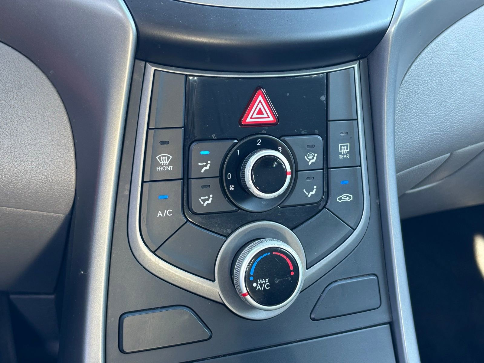 Used 2015 Hyundai Elantra SE w/ Option Group 02 FWD image 19