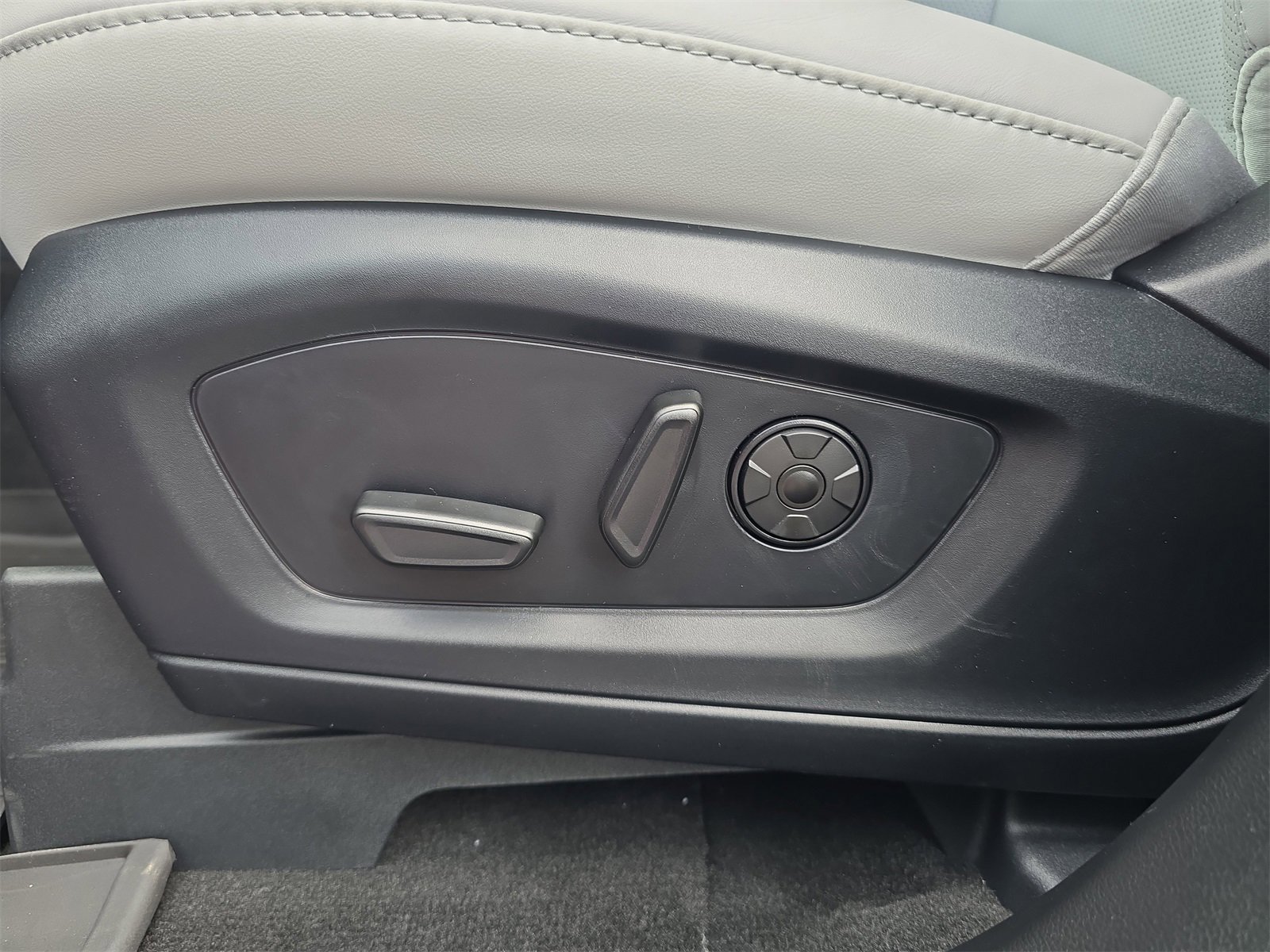 New 2026 Ford Explorer Platinum w/ LUX Leather Package image 16