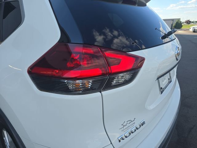 Used 2020 Nissan Rogue SV FWD image 25