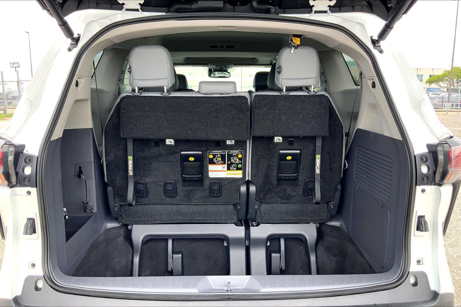 Certified 2024 Toyota Sienna XLE FWD image 34