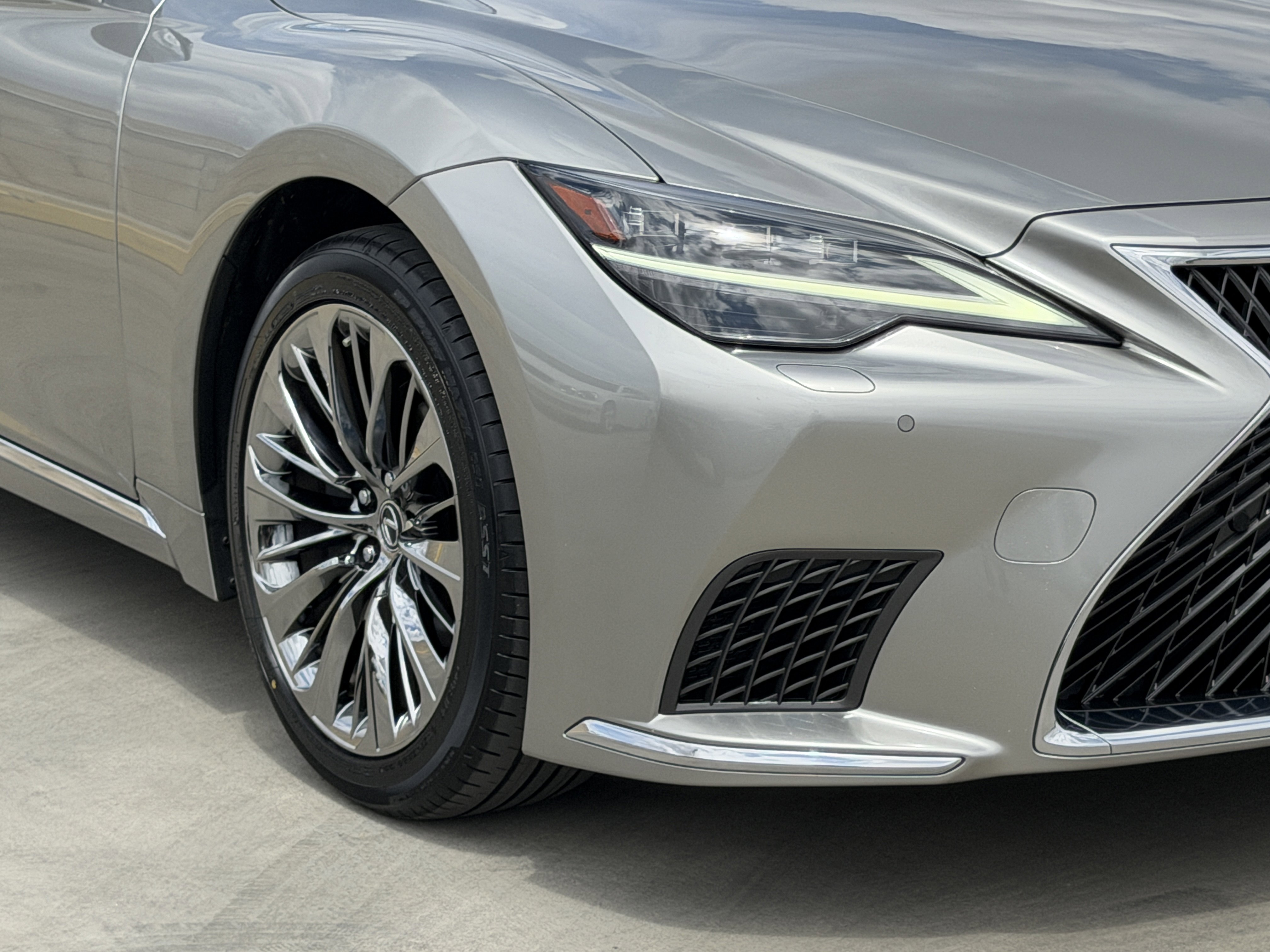 Certified 2022 Lexus LS 500 w/ Cold Weather Package (CK) RWD image 4