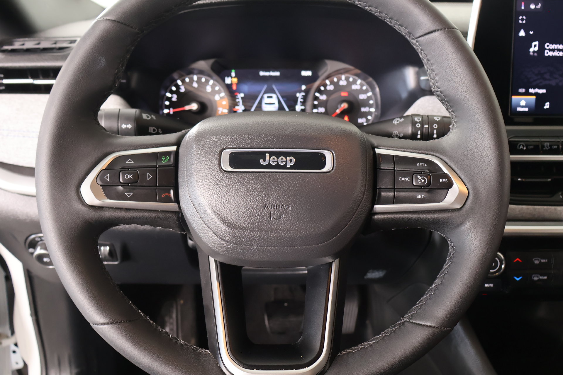 Used 2025 Jeep Compass Latitude AWD/4WD image 3