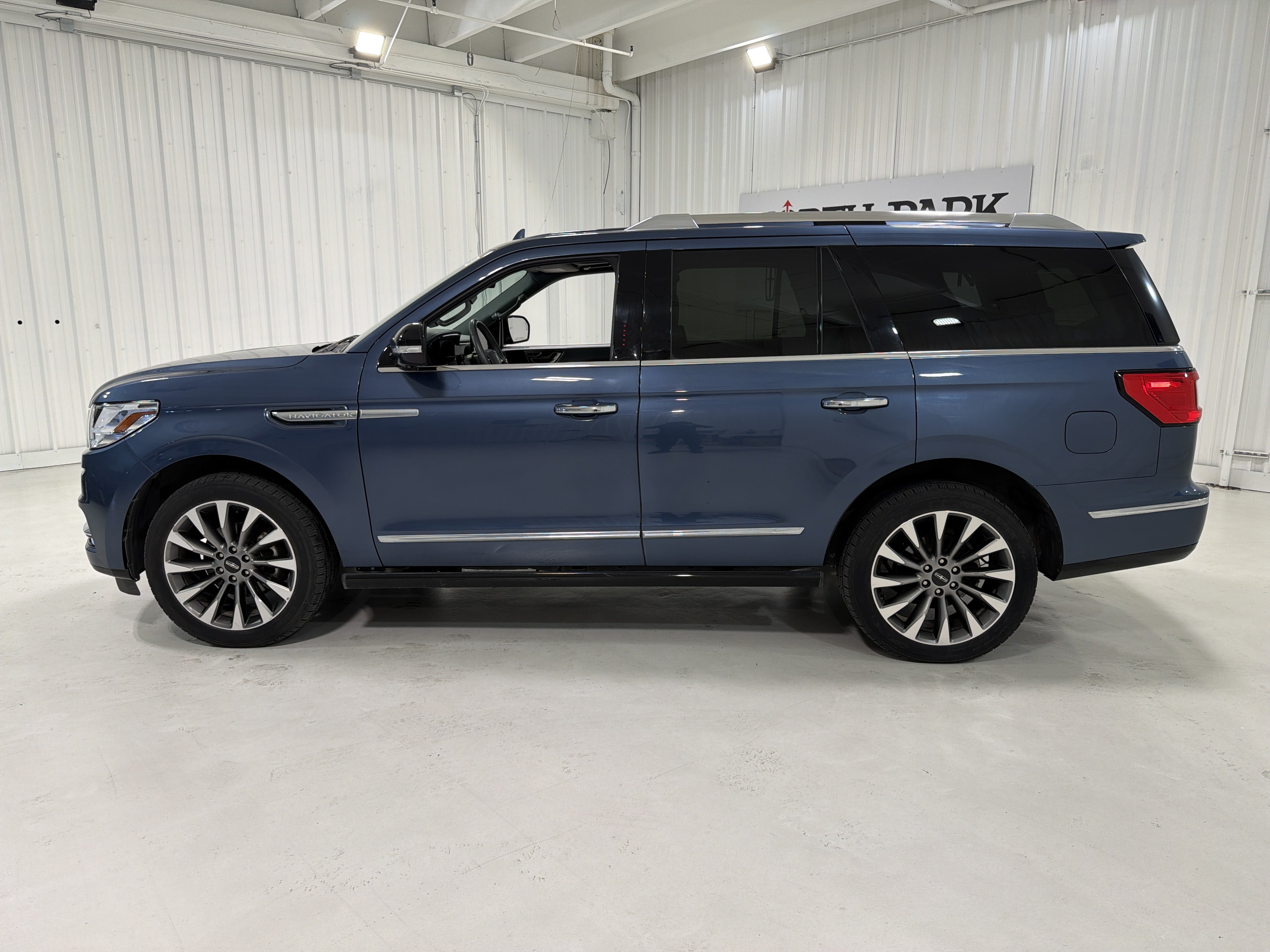 Used 2019 Lincoln Navigator Select RWD image 2