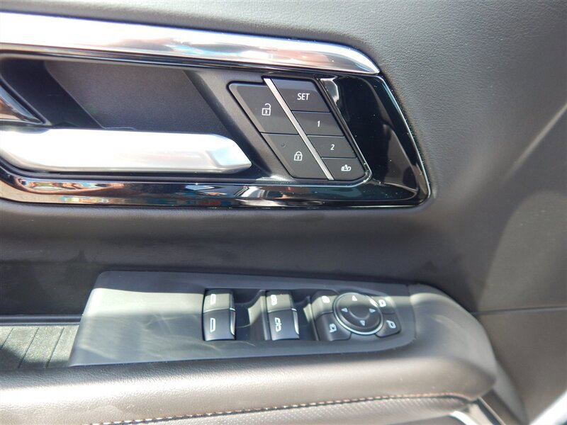 Used 2026 Chevrolet Suburban High Country AWD/4WD image 25