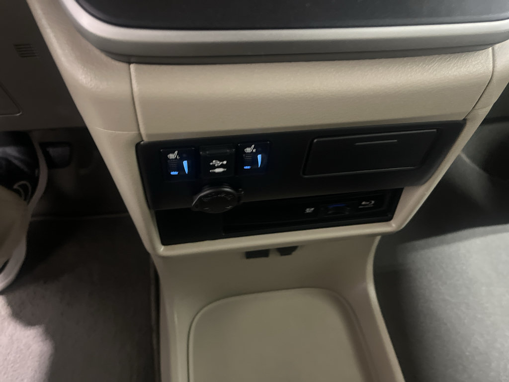 Used 2020 Toyota Sienna XLE Premium w/ Carpet Mat Package FWD image 20