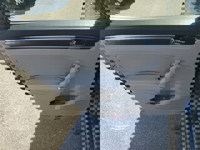 Used 2018 Volkswagen Passat 2.0T R-Line image 9