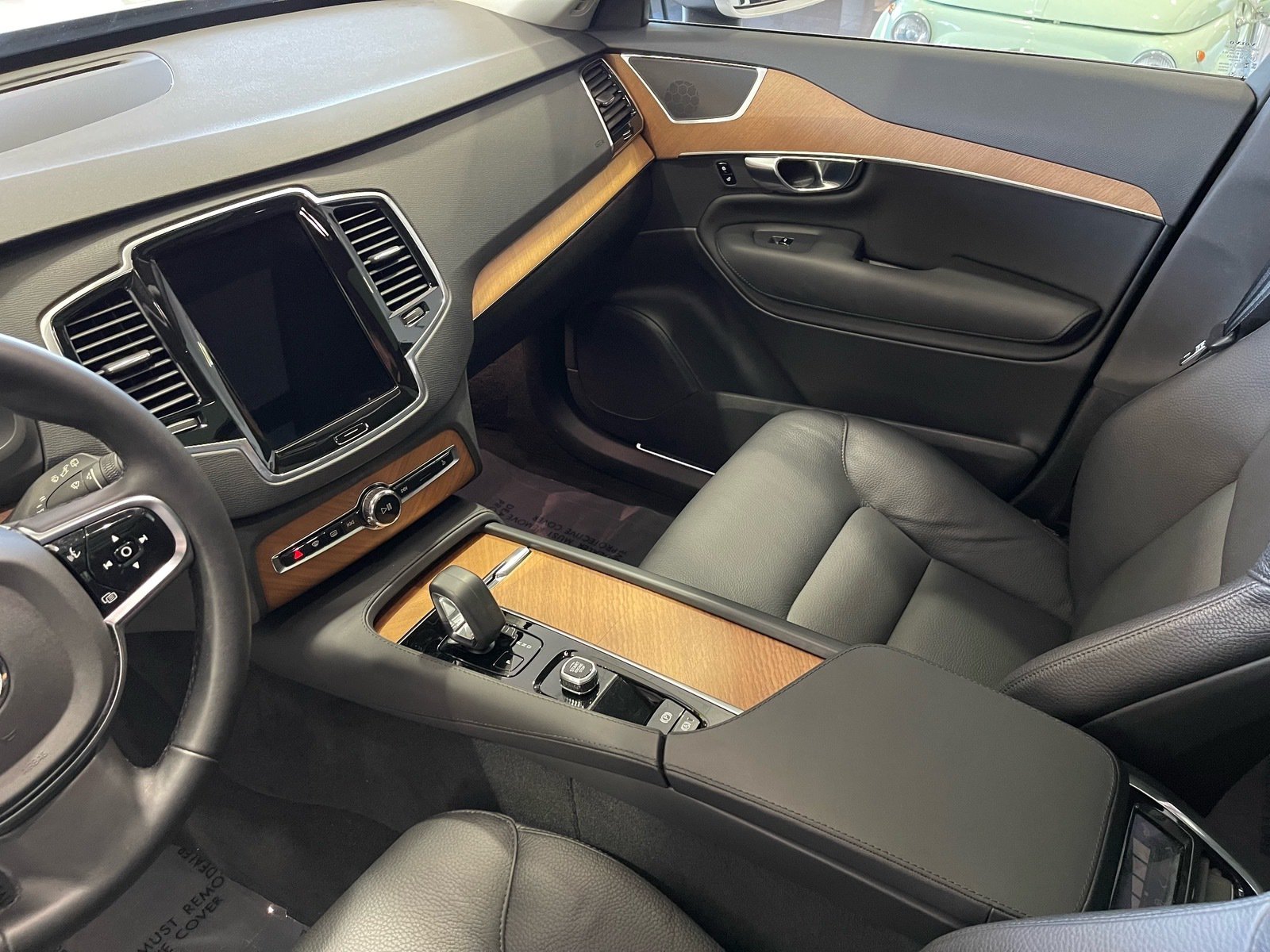 Used 2025 Volvo XC90 B5 Plus w/ Protection Package Premier AWD/4WD image 28
