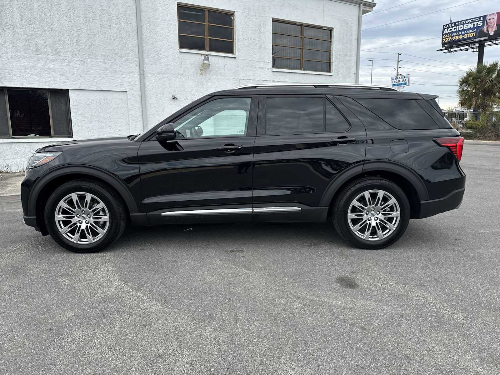 Used 2025 Ford Explorer Platinum RWD image 3