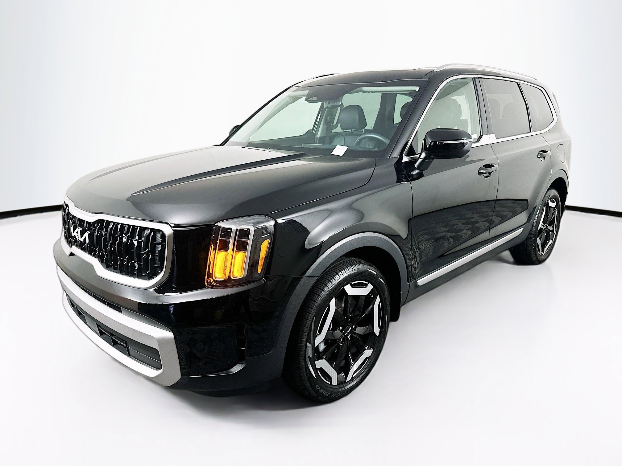 Used 2024 Kia Telluride EX w/ EX Captain's Chair Package FWD image 3