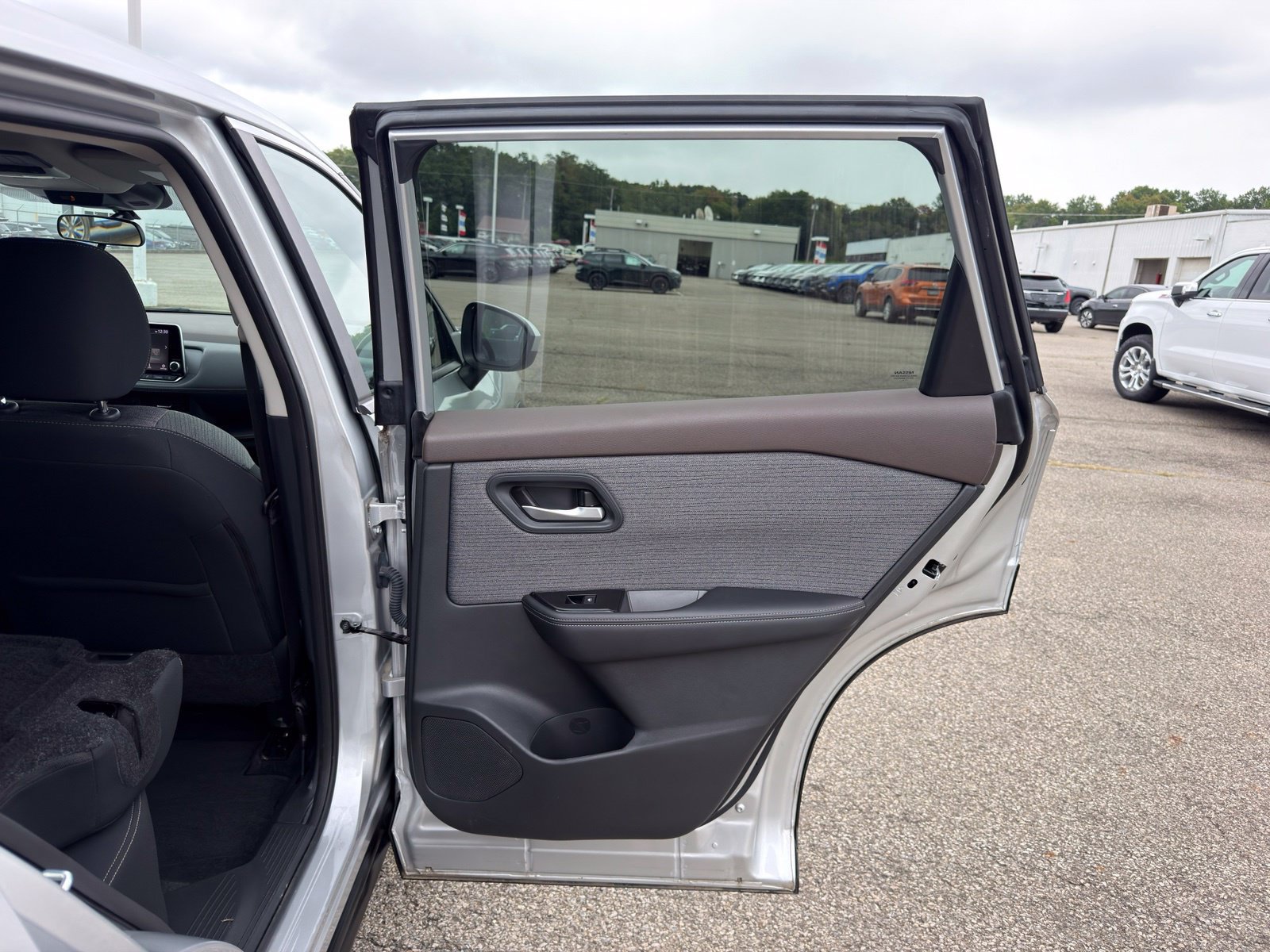 Used 2023 Nissan Rogue SV AWD/4WD image 31